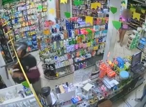 Assalto-e-registrado-em-farmacia-de-Bela-Vista-na-Serra-Foto-Camera-de-seguranca-Reproducao-.jpg