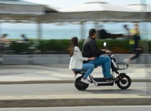 Circulacao-de-ciclomotor-pela-orla-do-Rio-de-Janeiro-scaled.jpg