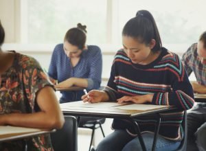 Estudantes-em-sala-de-aula-fazem-prova