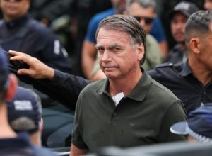 Jair-Bolsonaro-deixa-hospital-apos-procedimento-em-Brasilia.jpg