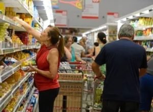 Supermercado-lotado-de-clientes.jpg