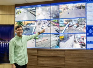 ft7KJTSJ-Prefeito-painel-gabinete-1536x1023