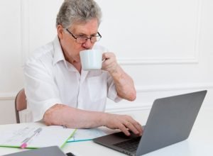 idoso-trabalho-trabalhando-.jpg