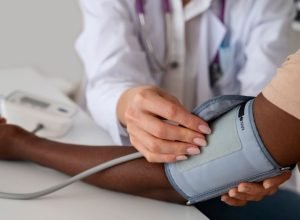 medico-saude-medicao-de-pressao.jpg