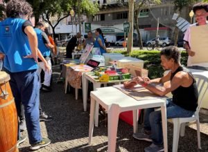 Dia de luta da população em situação de rua colore a praça Costa Pereira