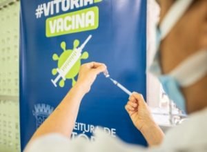 Enfermeiro abastecendo seringa com vacina contra Coronavírus
