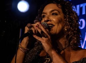 ooAmhxtJ-Cantora-Ana-Rita-Novaes.-Foto-Foto-Vini-Kava-02-scaled-e1701094786828